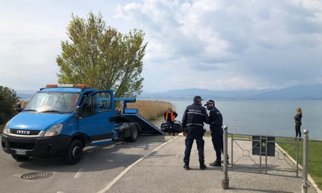 La storia della Ferrari che per distrazione è finita nel Lago di Garda