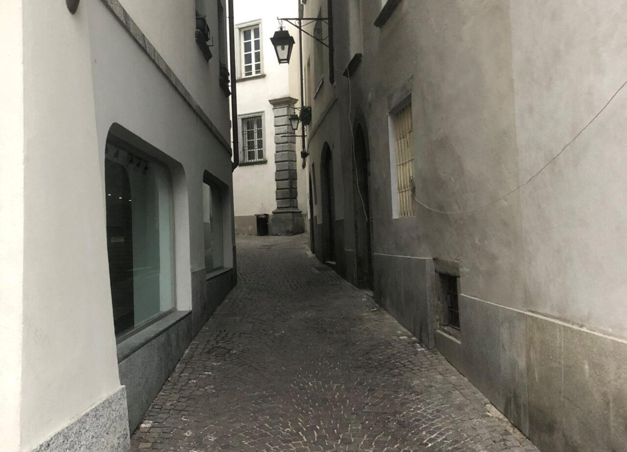 Chiavenna: una via intitolata alla suora assassinata, c’è chi dice no