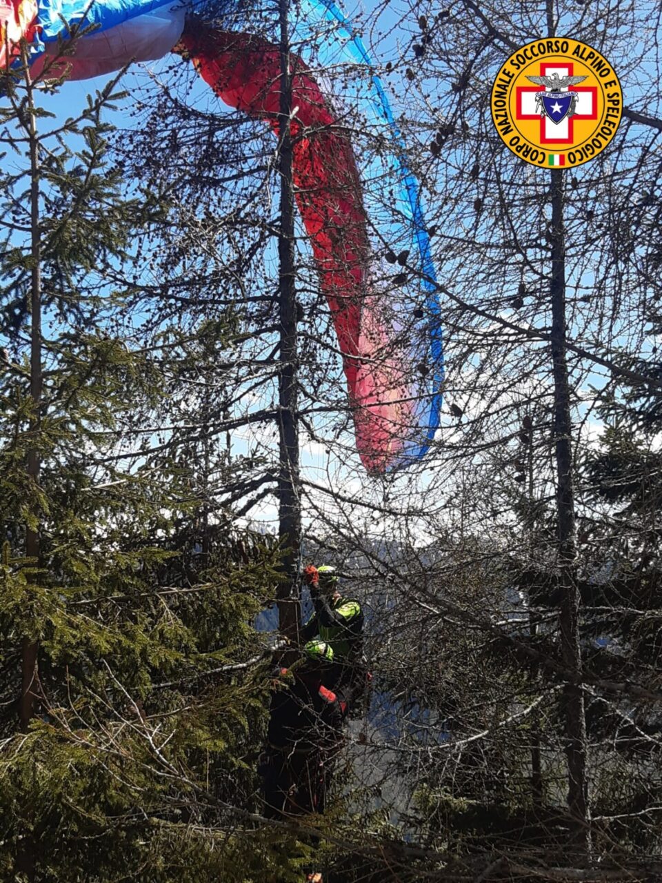 Precipita con il parapendio sul monte Olano