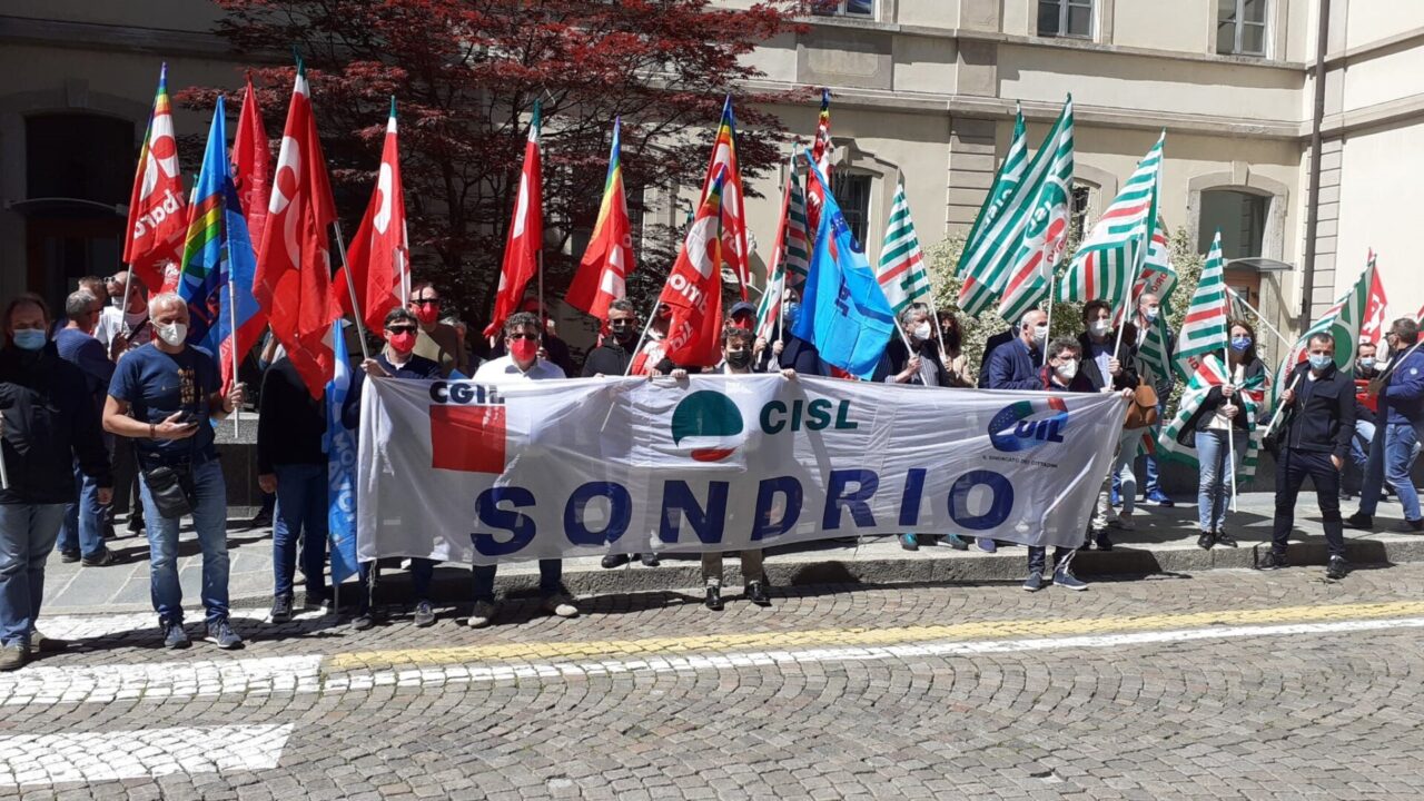 Sicurezza sul lavoro, i sindacati manifestano davanti alla prefettura