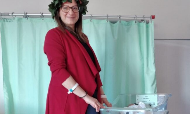 Partorisce il giorno prima della Laurea e discute la tesi in ospedale