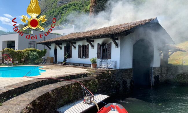 Una barca e una darsena in fiamme a Menaggio