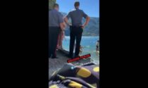 Fanno il bagno in topless nel lago: arrivano i carabinieri e il video diventa virale