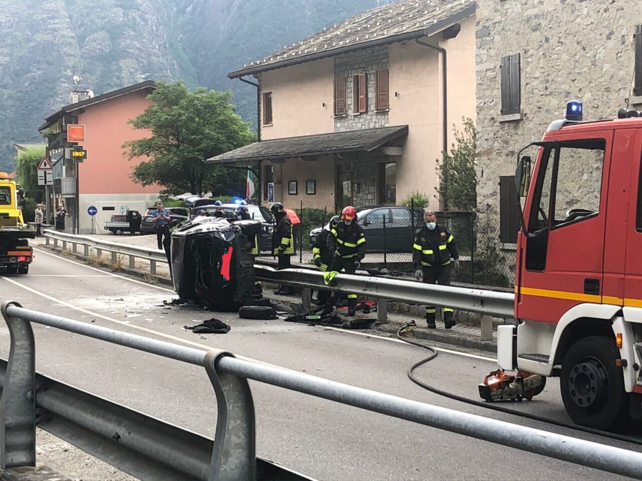 Auto ribaltata a Somaggia, un ferito grave