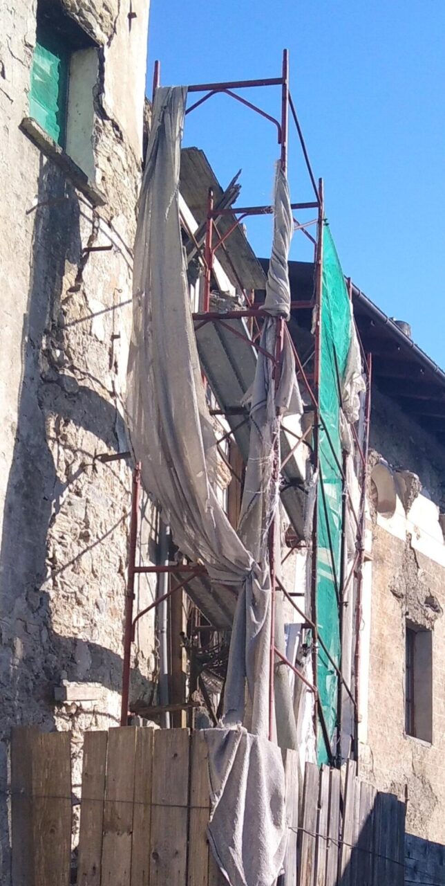 Una casa che rischia di crollare sulla testa dei passanti