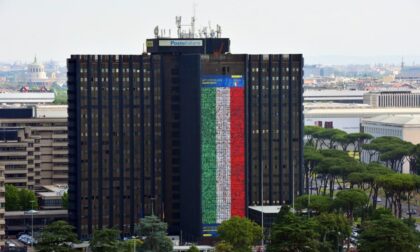 Forza Azzurri: le foto di due dipendenti di Poste Italiane della Valle sulla mega bandiera per la Nazionale