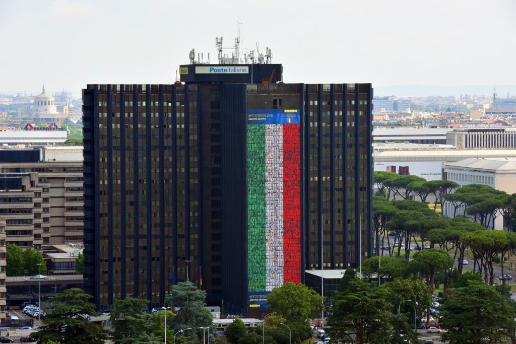Forza Azzurri: le foto di due dipendenti di Poste Italiane della Valle sulla mega bandiera per la Nazionale