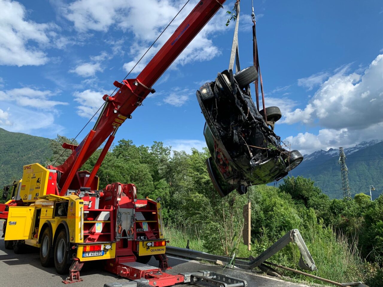 Auto esce di strada e finisce in acqua, paura a Gera Lario