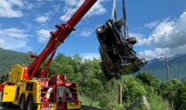 Auto esce di strada e finisce in acqua, paura a Gera Lario