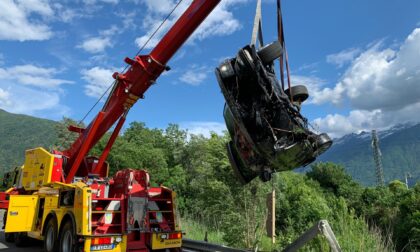 Auto esce di strada e finisce in acqua, paura a Gera Lario