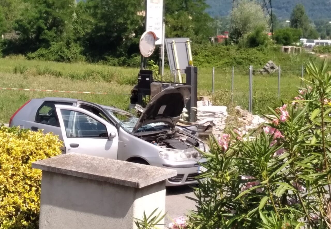 Schianto contro un muletto, muore automobilista a Colico