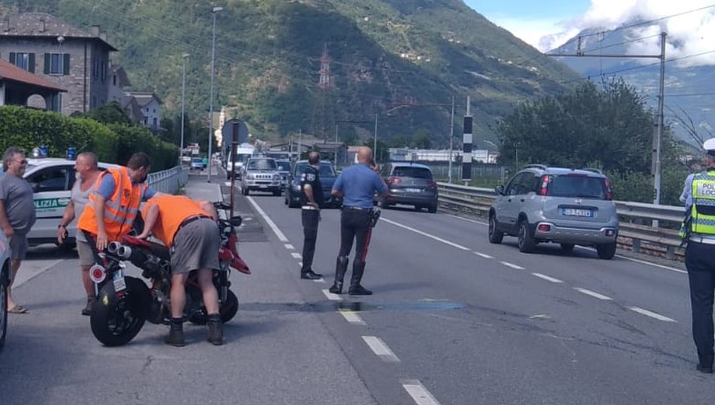 Incidente sulla Statale 38, paura per un motociclista