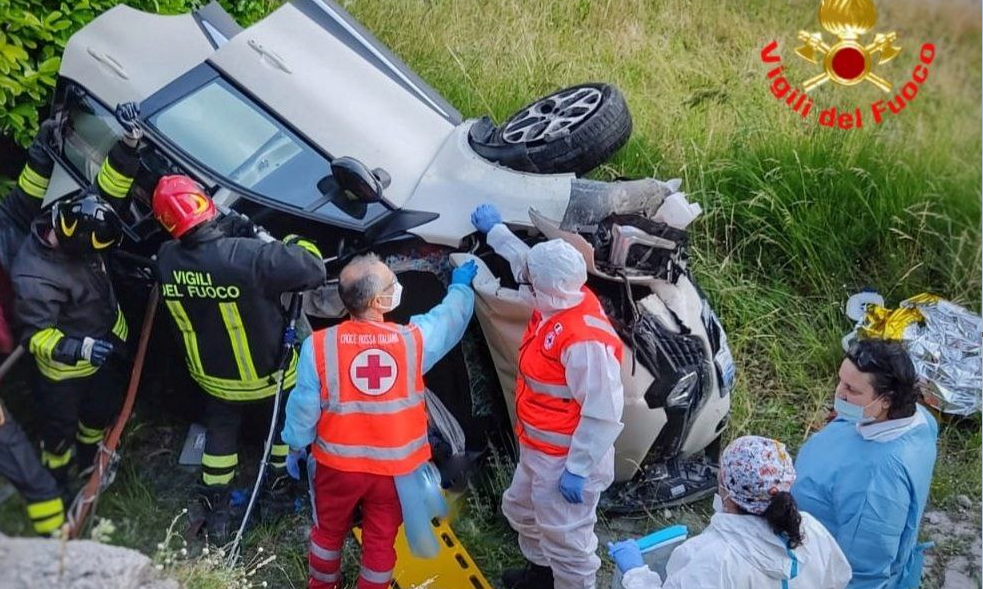 Auto si ribalta e finisce nella scarpata a Dorio
