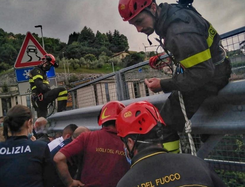 Dopo l’incidente stradale tenta di togliersi la vita gettandosi da un viadotto della Statale 36: salvato da Vigili del Fuoco e Polizia