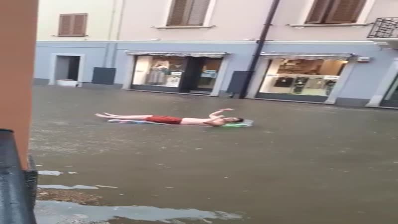 Maltempo in Lombardia: con il materassino fa il bagno per le vie del paese