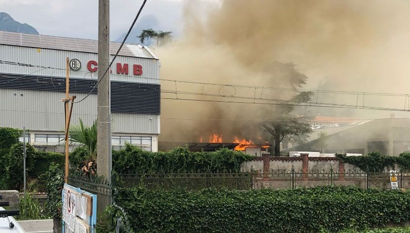 Deposito di vernici in fiamme a Mandello
