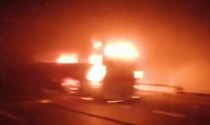 Pullman in fiamme in galleria: il video nell'inferno di fuoco