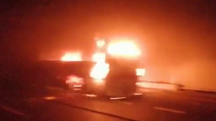 Pullman in fiamme in galleria: il video nell’inferno di fuoco