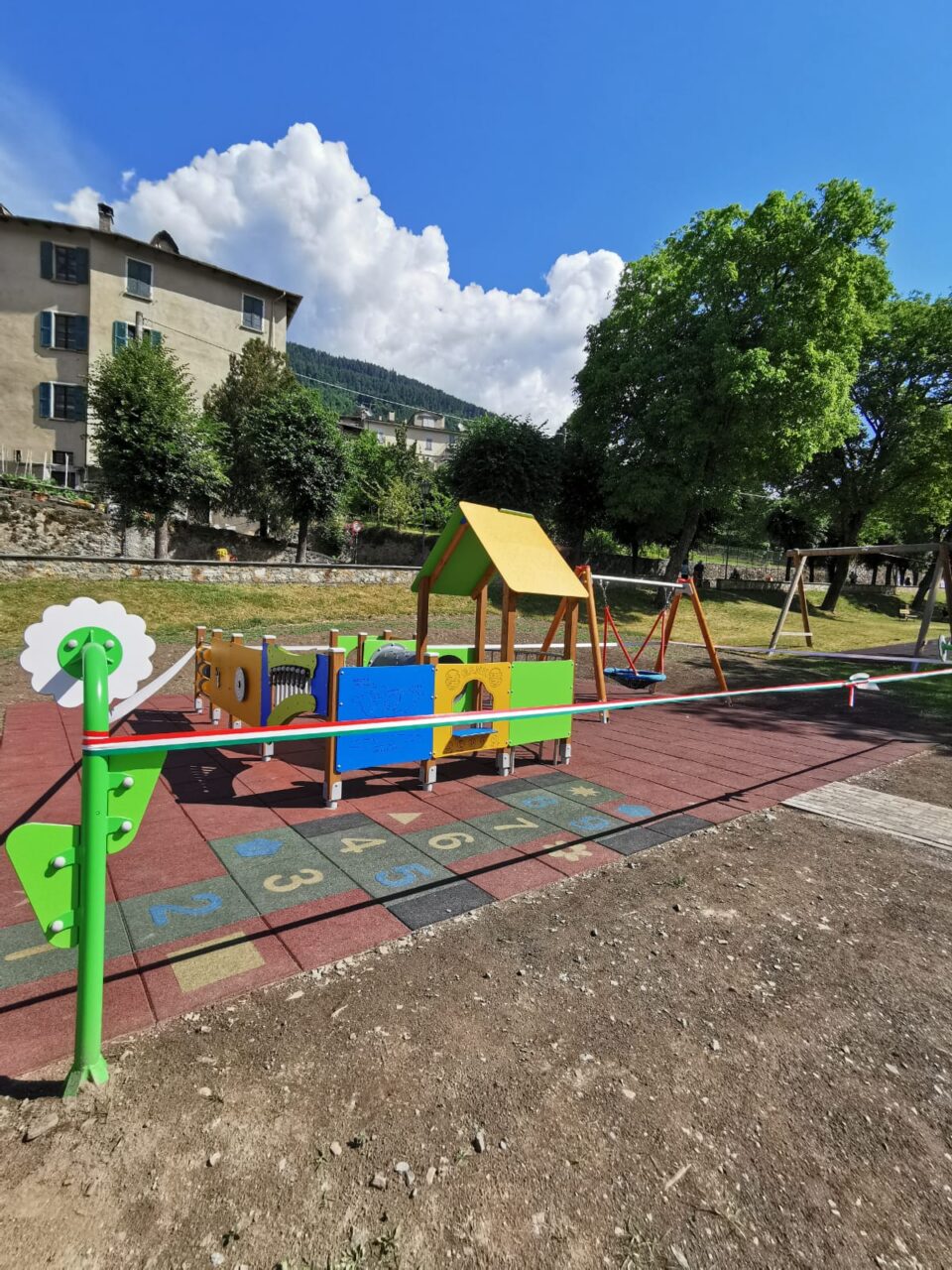 Nuovo spazio inclusivo del parco giochi