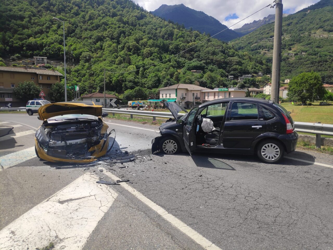 Frontale sulla Statale 38, due uomini all’ospedale