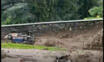 Fiume di fango travolge auto e moto: in un video il terrore del maltempo
