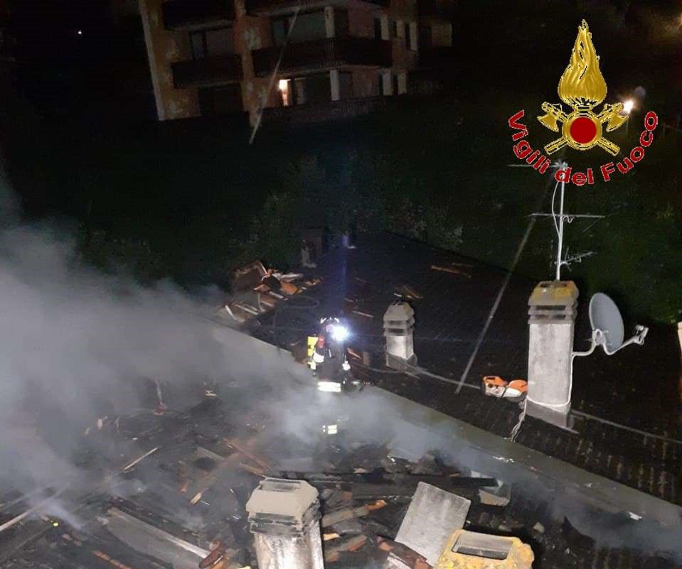 Incendio distrugge il tetto di tre villette a Livigno
