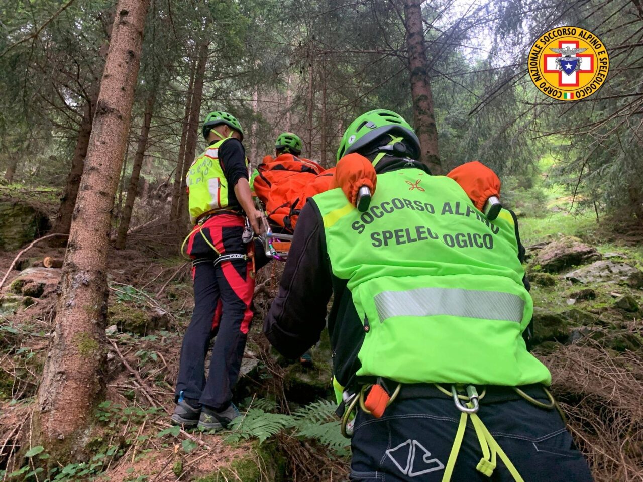 Infortunio sotto l’Alpe Brusada, escursionista recuperata con la barella