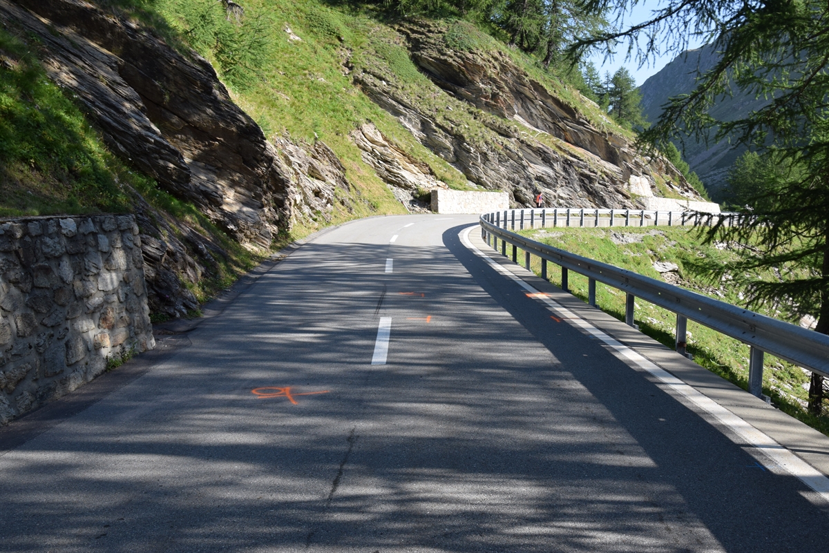 Causa un incidente con un ciclista e si allontana, identificato