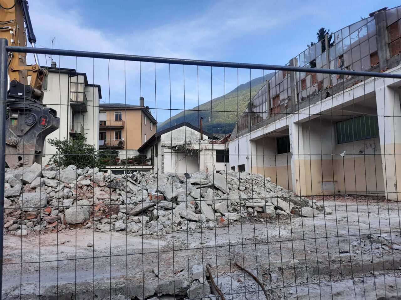 Spettacolare demolizione capannone in via Cabasso