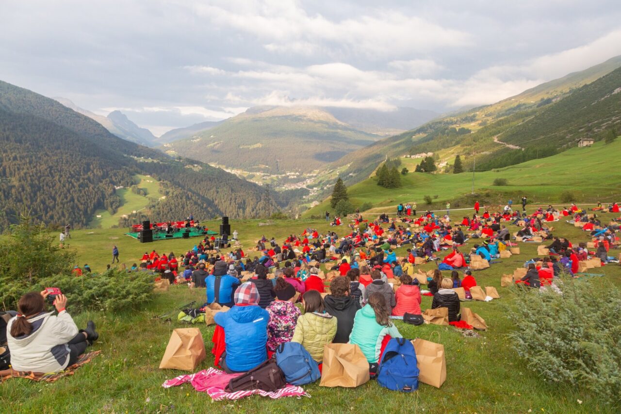 I Cindy & the Rock History incantano il pubblico