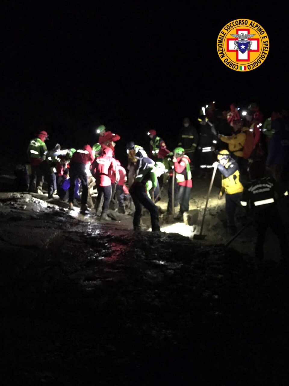 Resta bloccata dal fango a 2600m, miracolata grazie ai soccorritori eroi