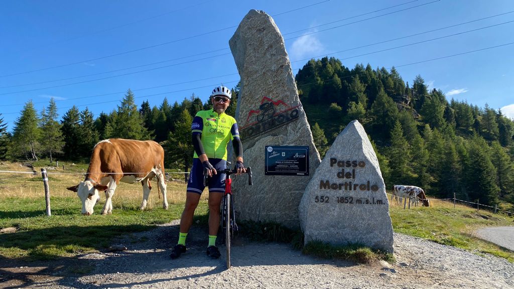 Un cicloturista arriva da Napoli per scalare il Mortirolo