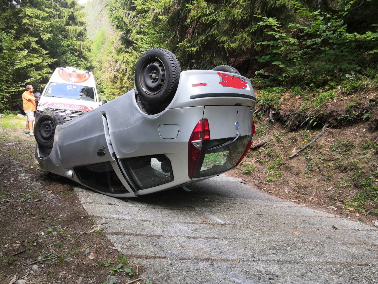 Auto ribaltata ad Albosaggia, due feriti