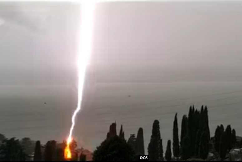 Il video dell’impressionante fulmine caduto su Bellano