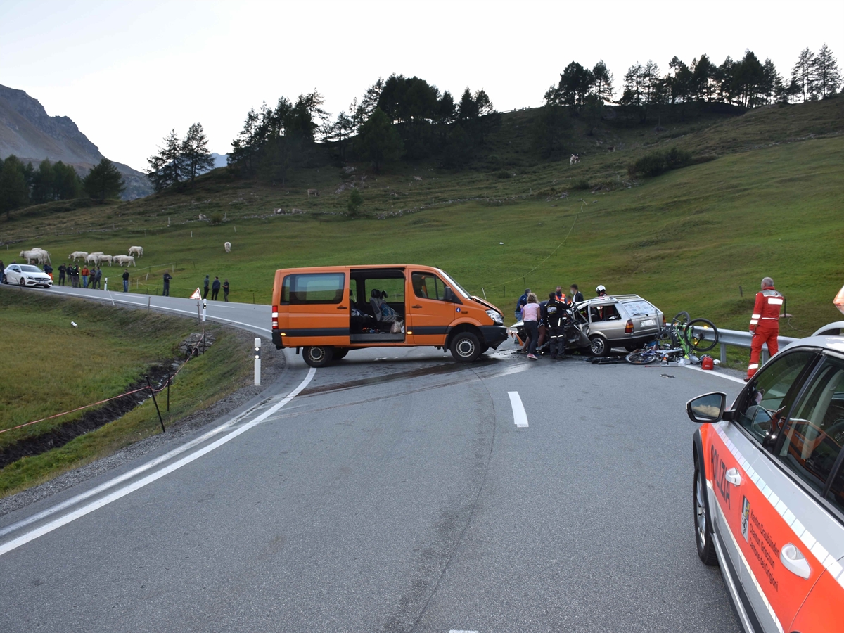 Frontale tra un pullmino e un’auto, 60enne è grave