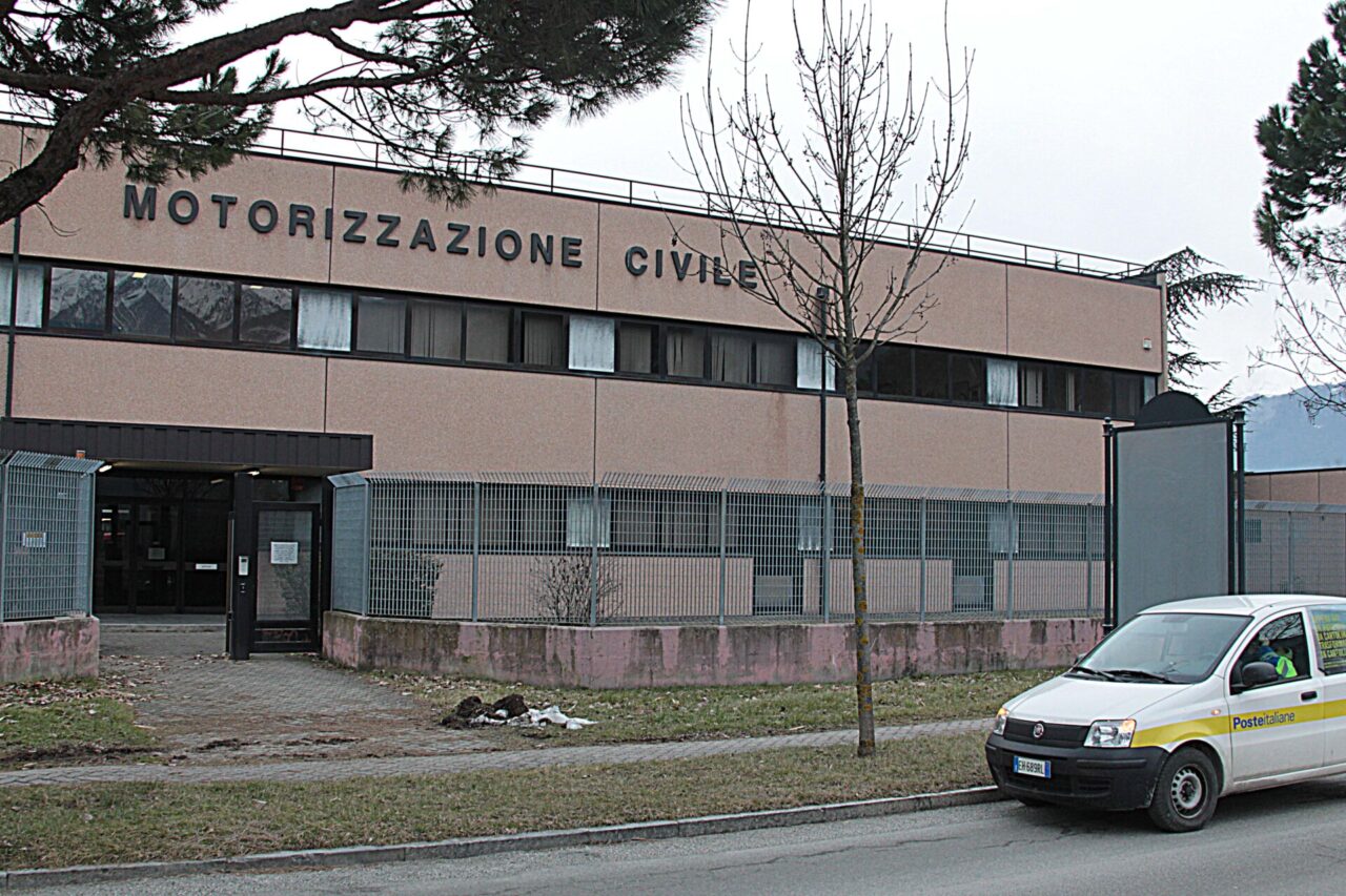 Fa l’esame per la patente con microfono e auricolare nascosti nella mascherina