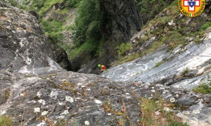 Cacciatore disperso in montagna, trovata una fune su una parete rocciosa