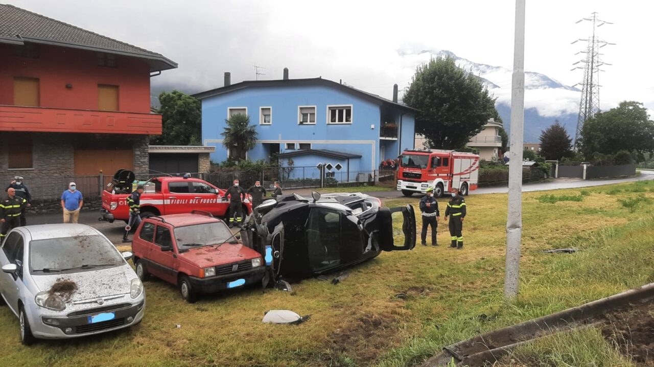 Auto ribaltata a Talamona, 22enne in ospedale