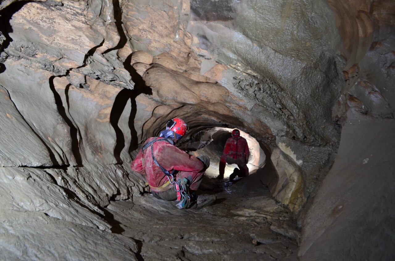 Viaggio nelle grotte dello Scerscen alla ricerca della storia geologica della Valmalenco