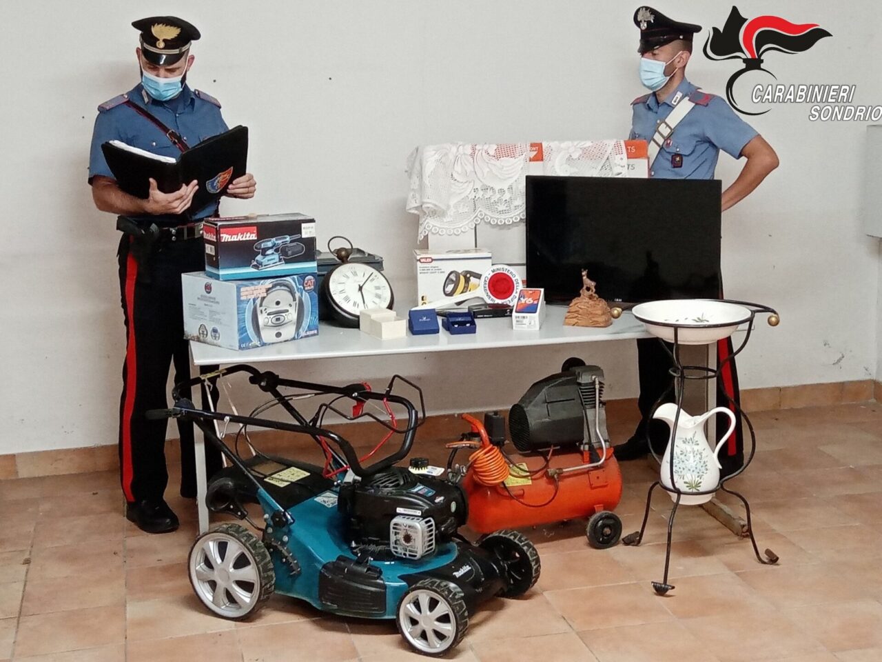 Prova a vendere un orologio online, denunciato per ricettazione