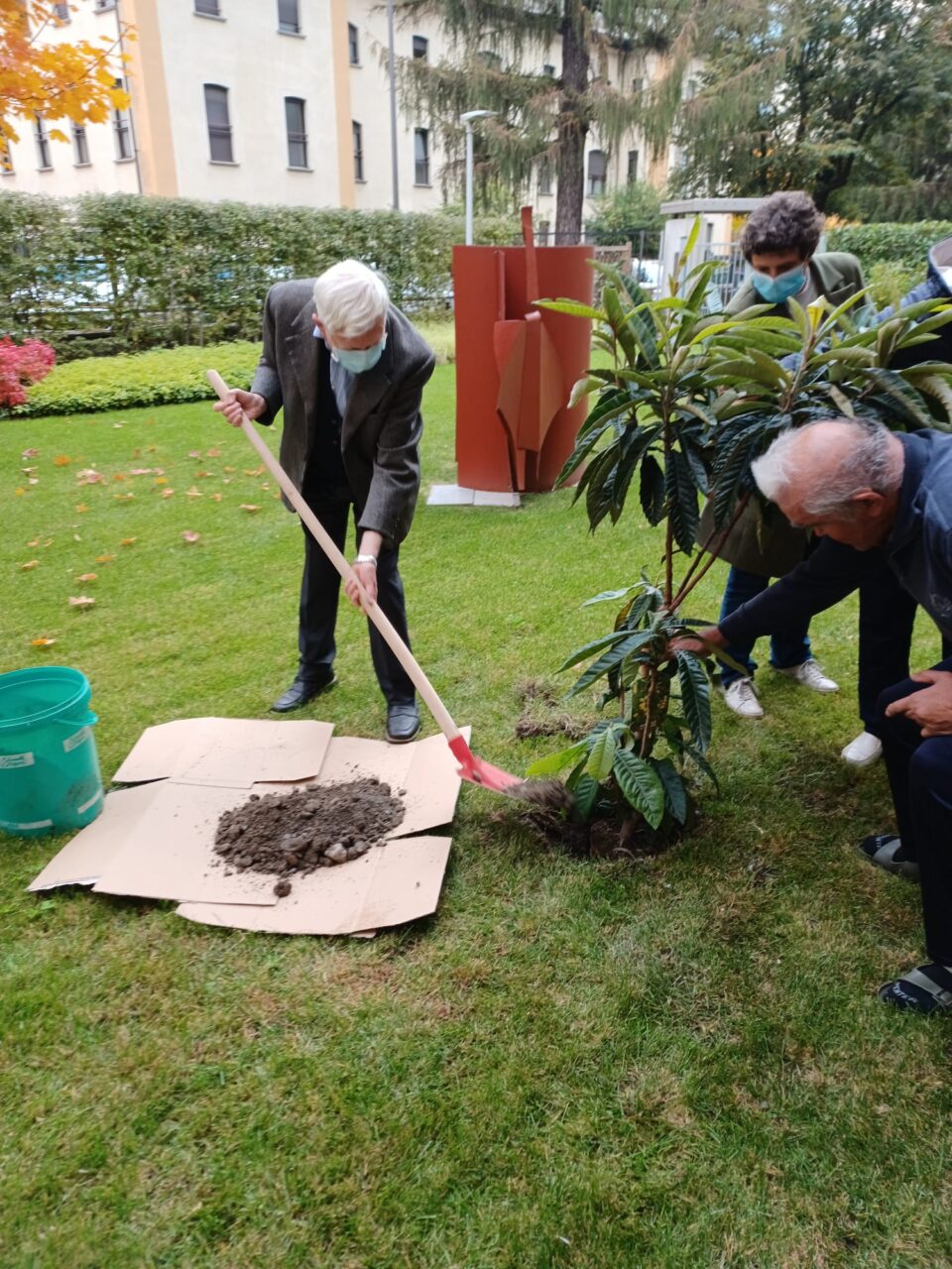 Associazione Volontari Ospedalieri ha piantato un albero nel giardino della Casa di riposo
