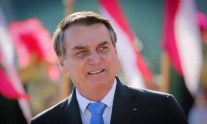 L'ultima di Bolsonaro: "Vaccinati più esposti all'Aids". E in Italia c'è chi gli dà la cittadinanza onoraria...