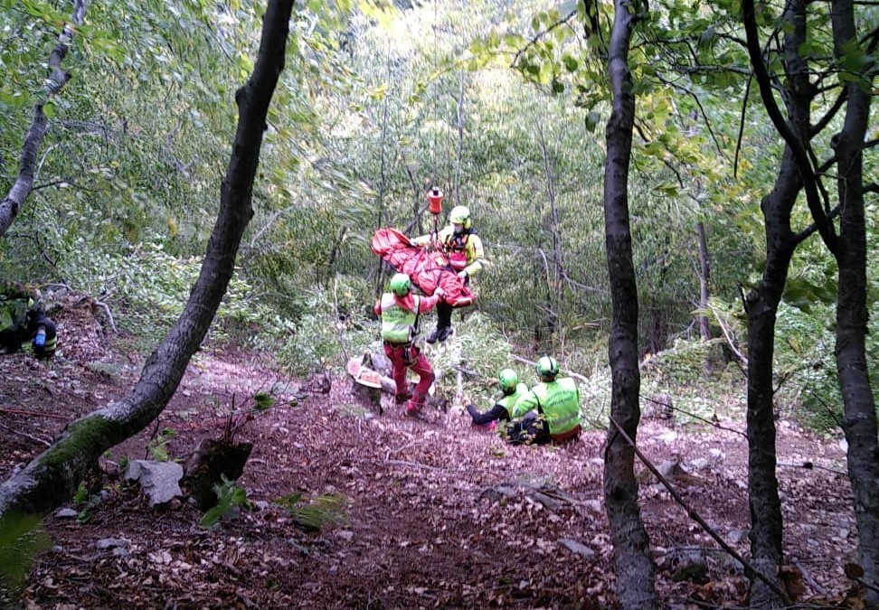 Va in cerca di funghi ma scivola nel bosco, uomo grave a Talamona