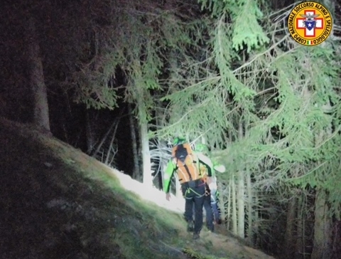 Sorpreso dal buio, perde l’orientamento in montagna: 69enne salvo grazie Whatsapp