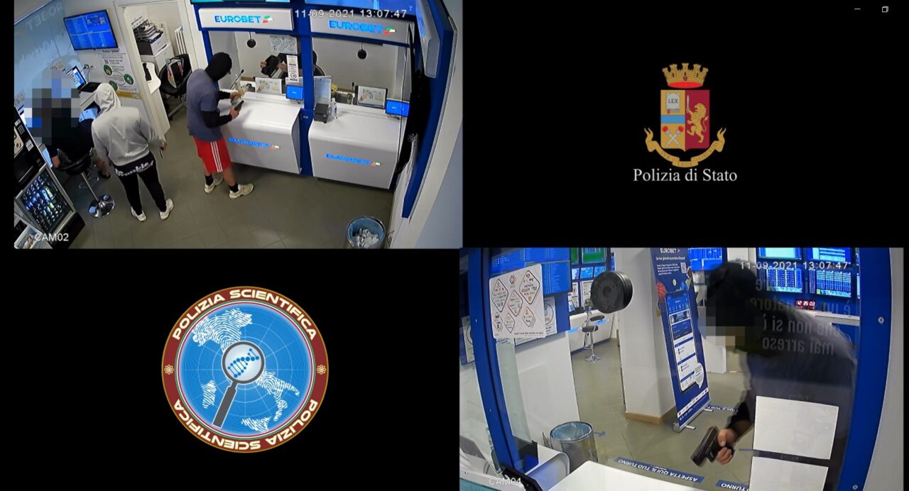 Pistola giocattolo e teaser per la rapina nella sala scommesse: il video che incastra i colpevoli