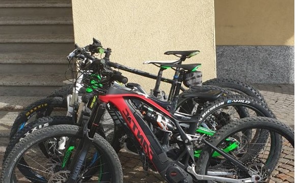 Ruba delle e-bike e poi tenta di nascondersi nel buio della notte tra l’erba per sfuggire ai carabinieri