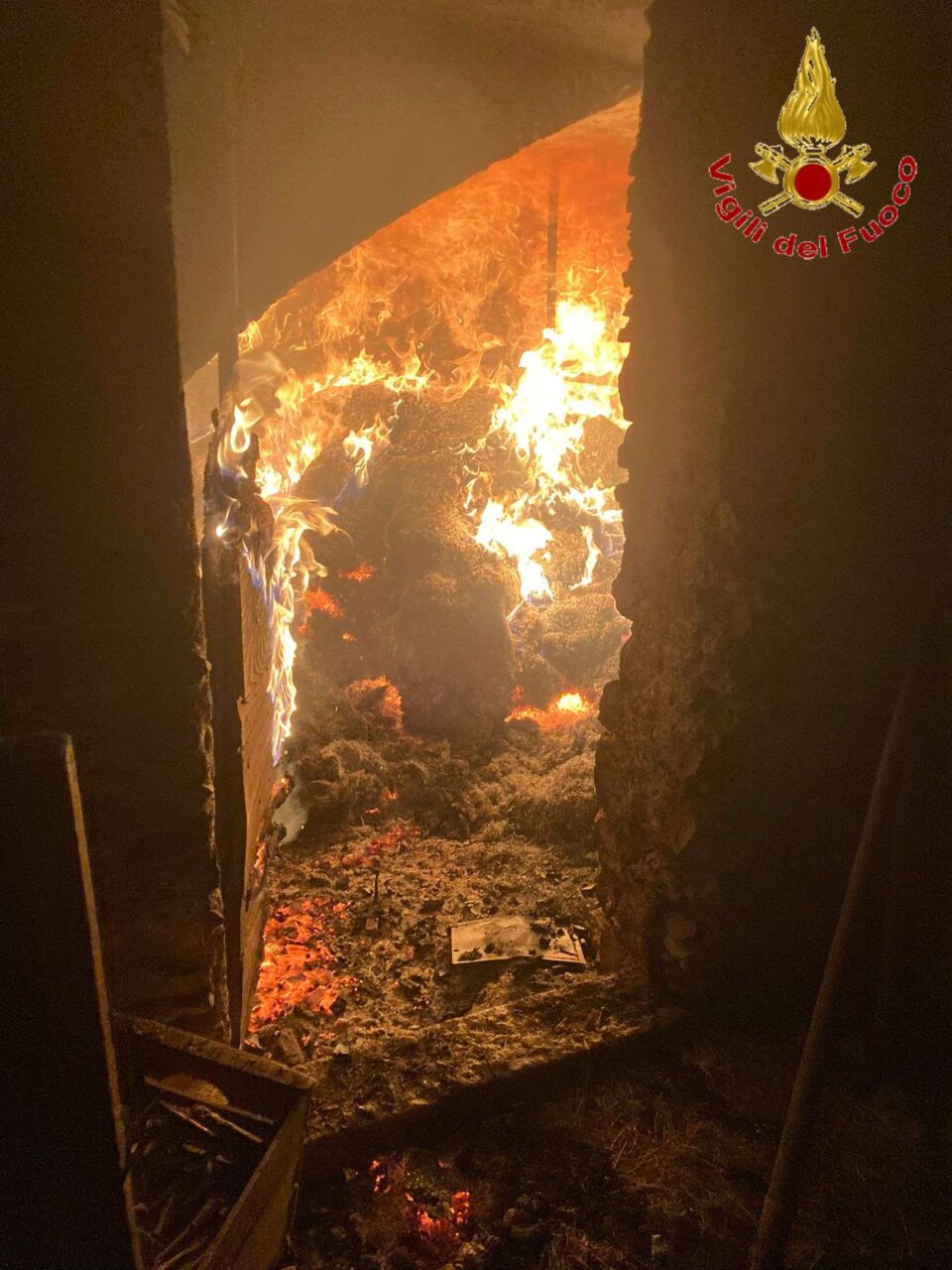 Incendio nella notte, bruciate tre auto e un fienile