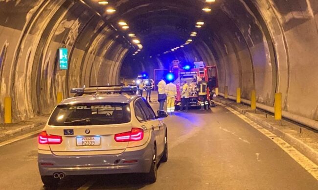 Scontro tra auto e moto in galleria, un morto sulla Statale 36