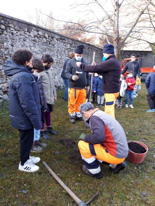 Bambini delle scuole e forestali per il bene dell’ambiente del futuro