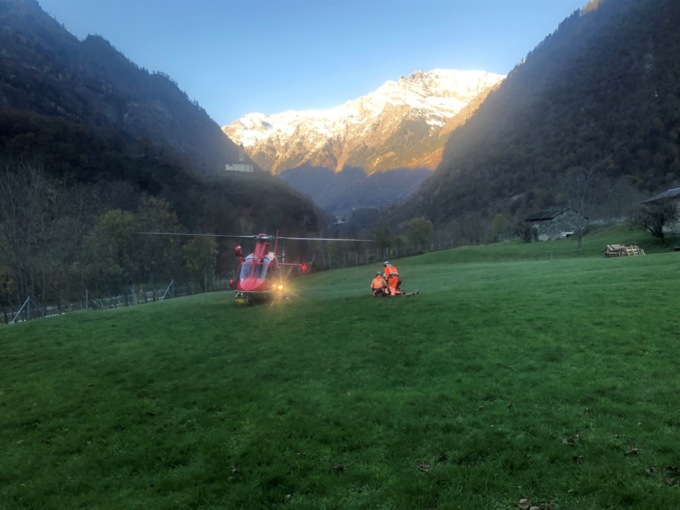 Precipita mentre aggancia un tronco all’elicottero, muore in ospedale